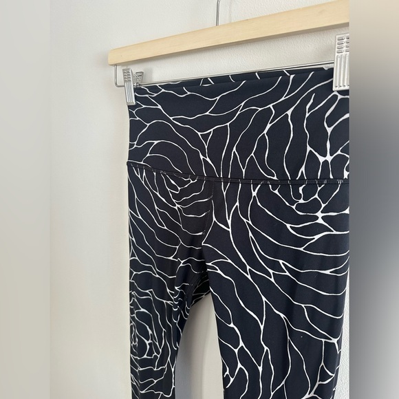 Lululemon wunder under high rise tight radiate rose black and white size 4 - Picture 4 of 5